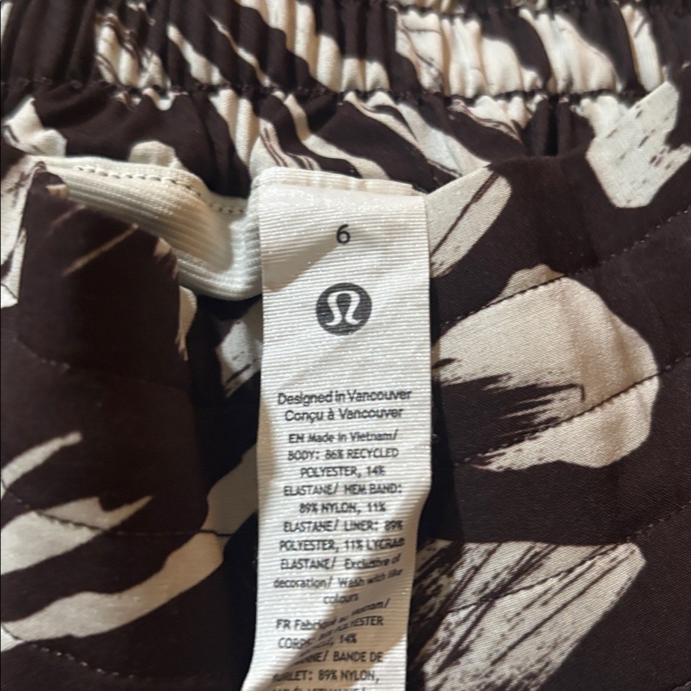 lululemon athletica Brown and White Abstract Print Athletic Shorts,size 6 - Picture 2 of 3